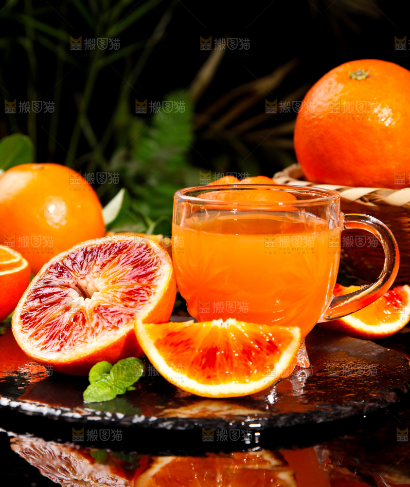深底上摆放着一杯血橙汁
