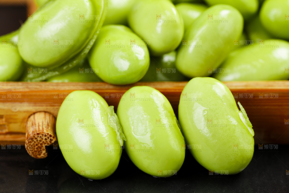 木盒里装着嫩毛豆