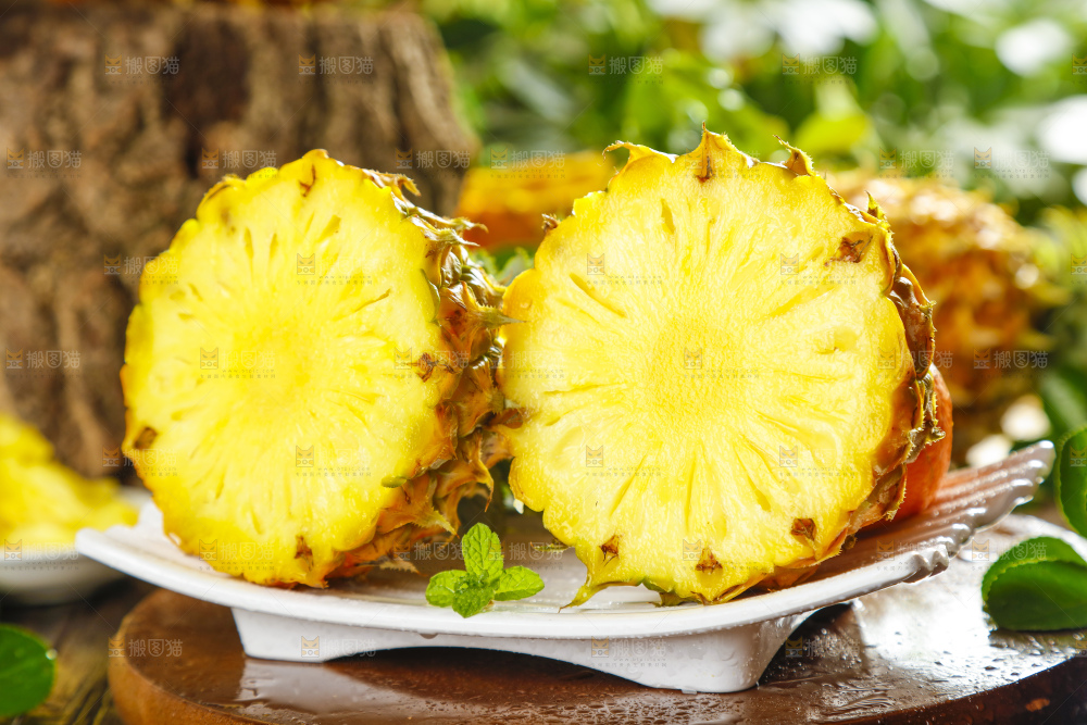 盘子里装着菠萝