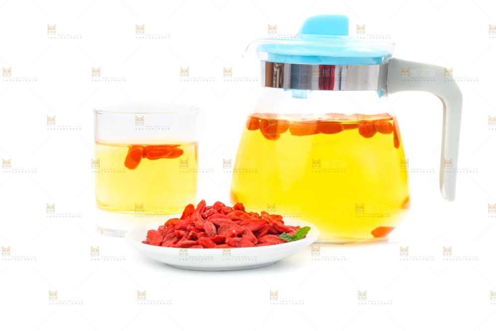 水壶里装着枸杞茶