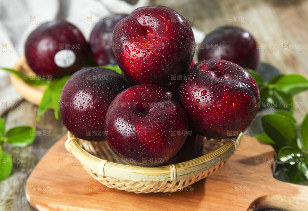 篮子里装着进口黑布林