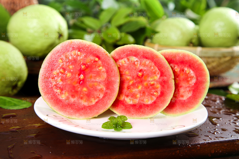 盘子里装着红芭乐