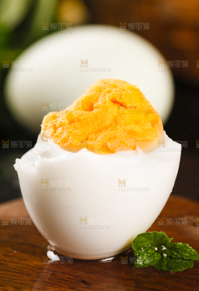 深底上摆放着咸鸭蛋