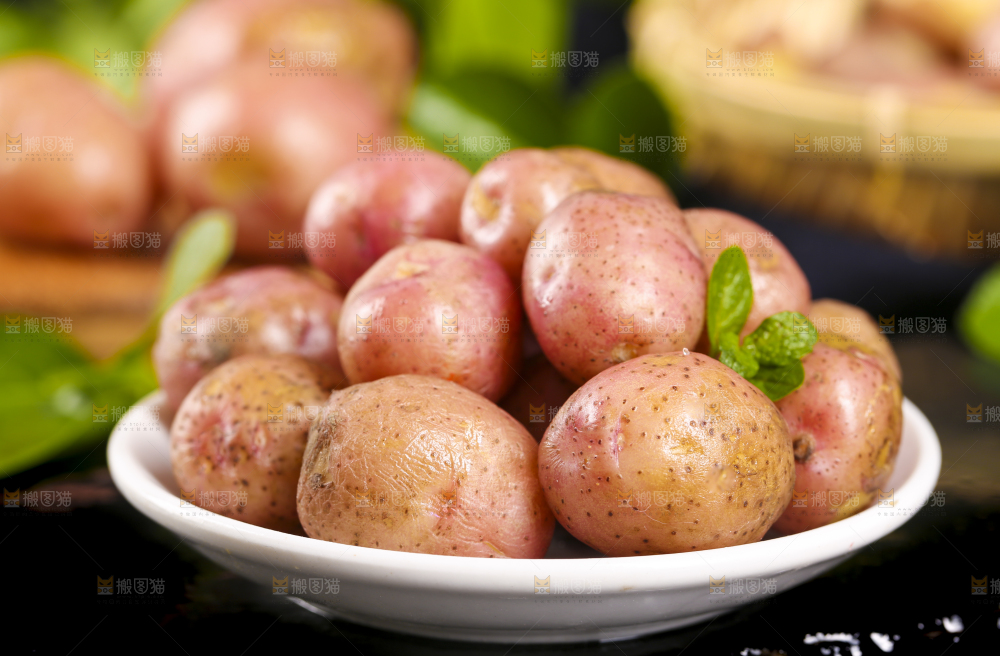 盘子里装着红皮土豆