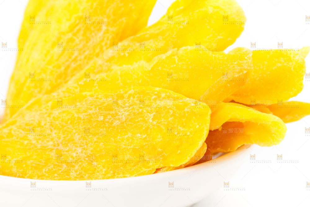 碟子里装着风味芒果干