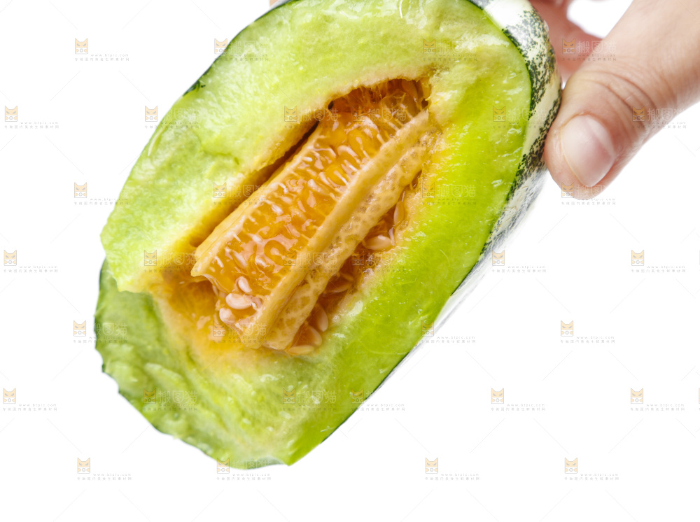 手里拿着羊角蜜甜瓜