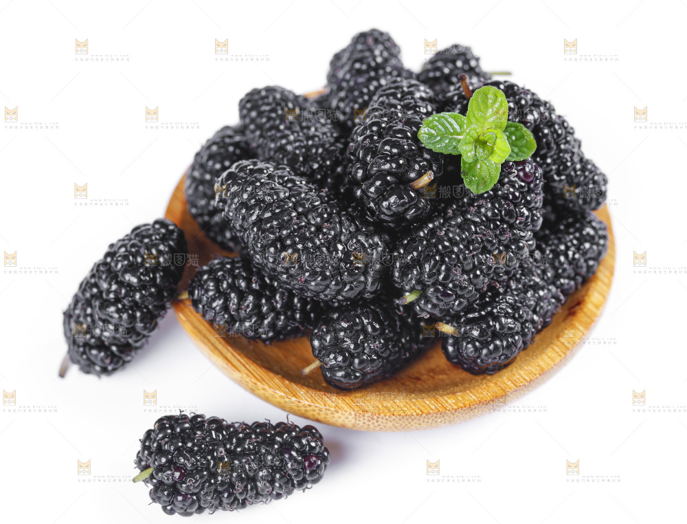 碟子里装着黑桑葚