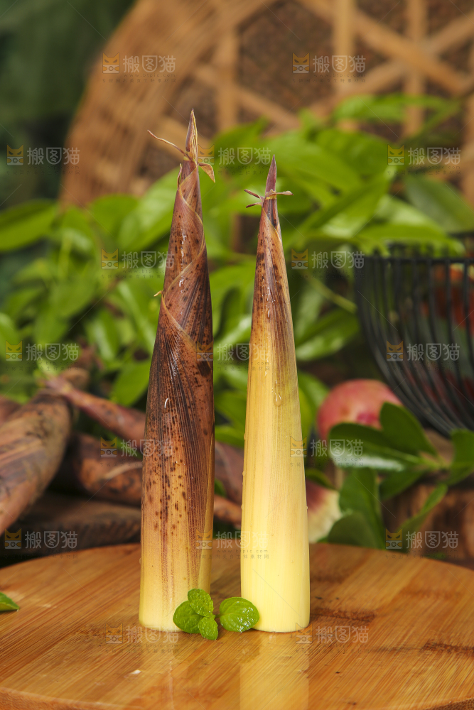 木底上摆放着春笋