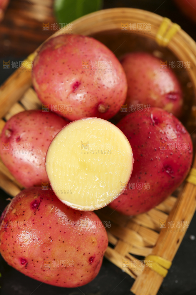 竹篮里放着红皮小土豆