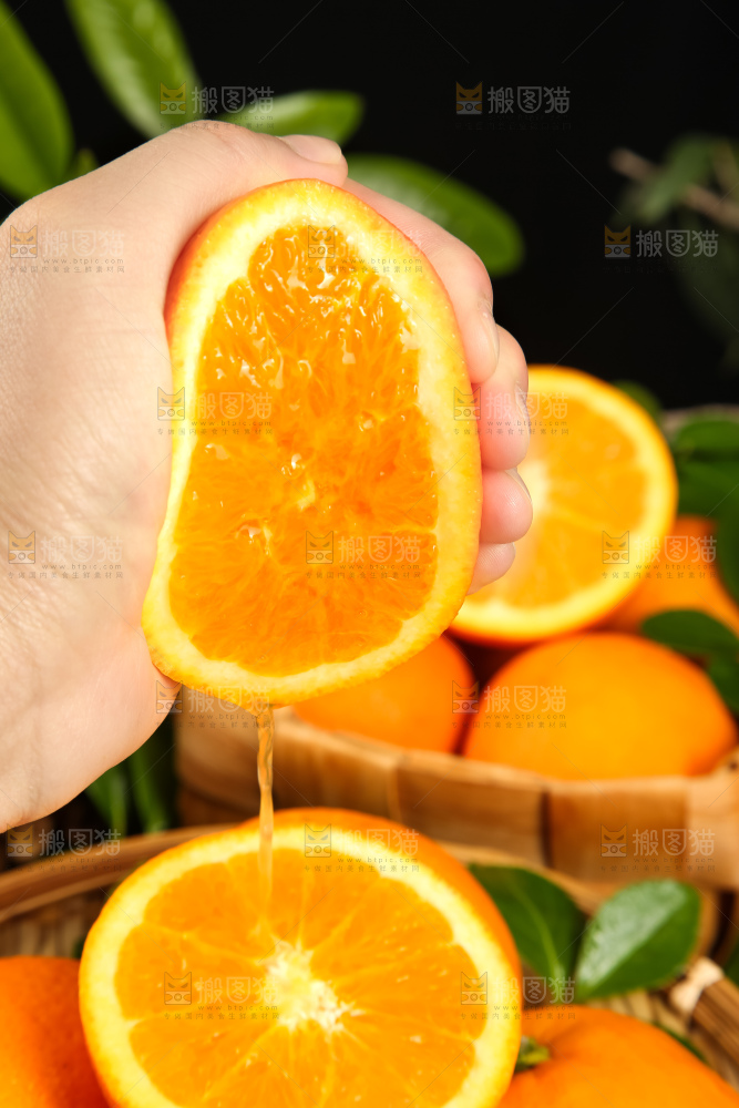 手里拿着橙子