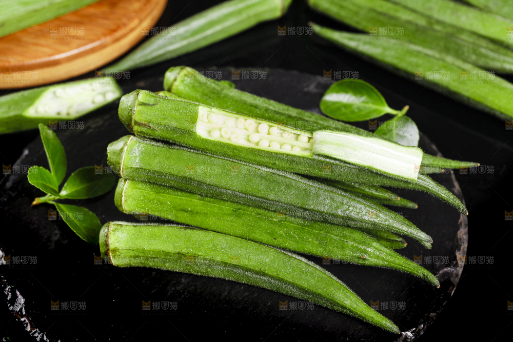 深底上摆放着秋葵