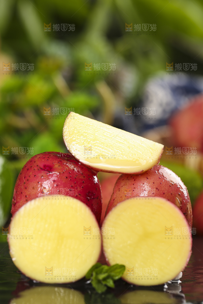 黑底上放着红皮黄心土豆