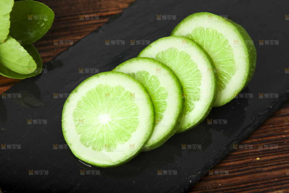 深底上放着青柠檬