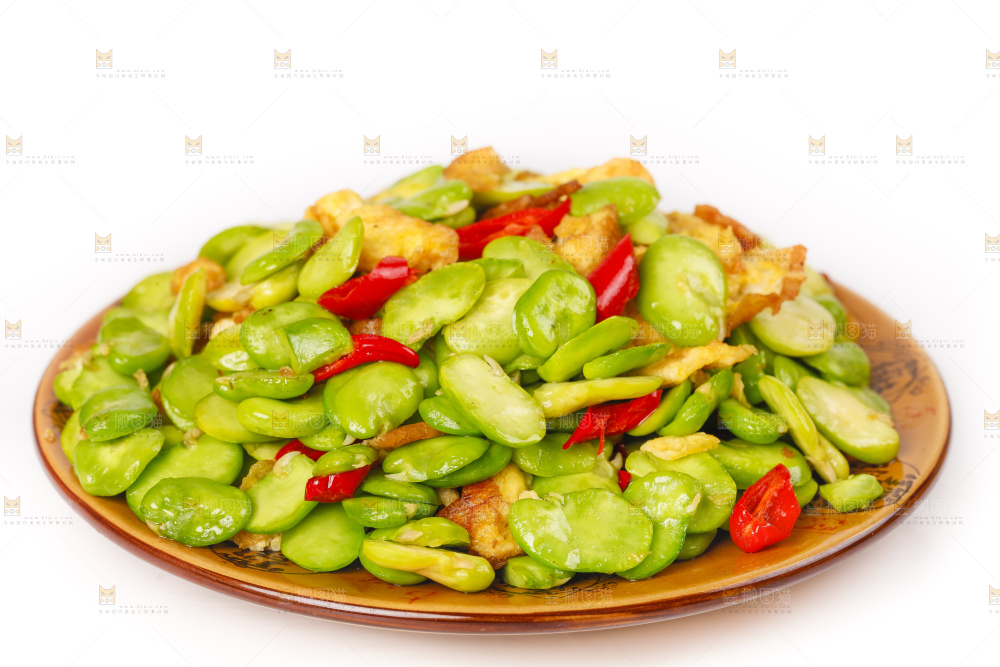 盘子里装着蚕豆米炒鸡蛋