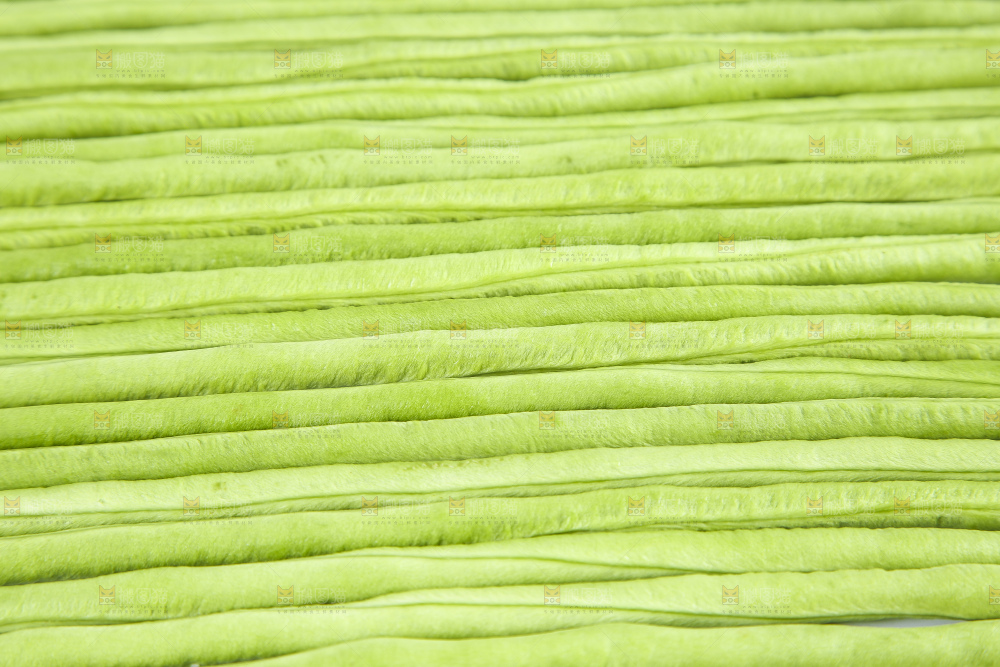 白底上摆放豇豆