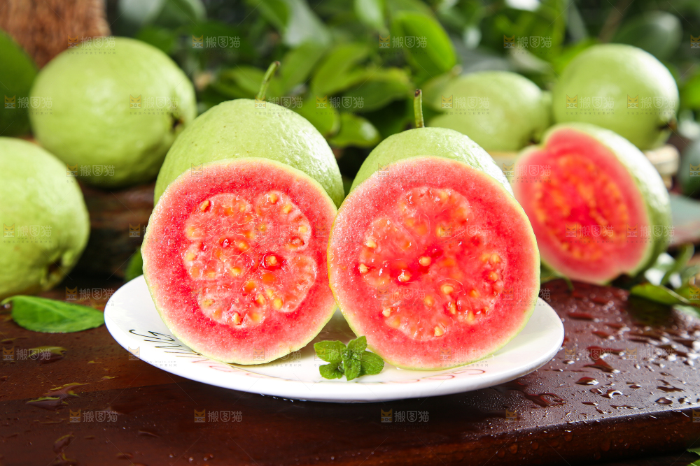 盘子里装着红芭乐