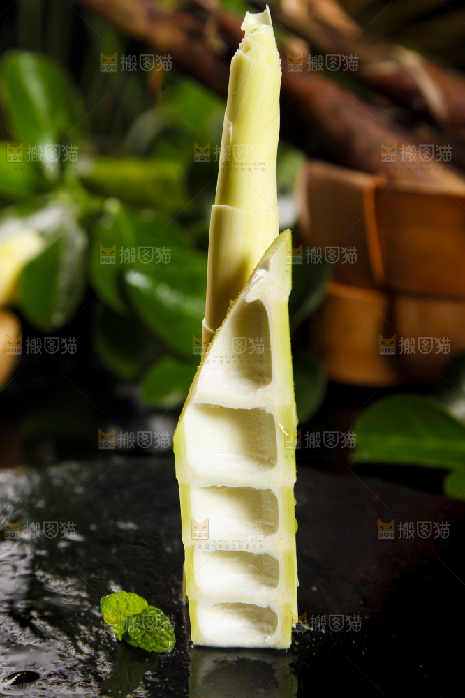 黑底上摆放着雷笋
