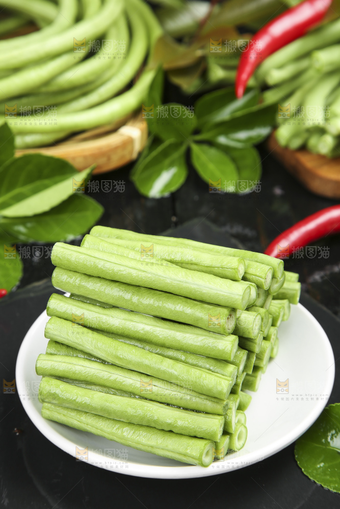 盘子里装着长豆角