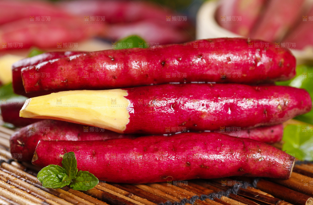 木底上摆放着黄心蜜薯