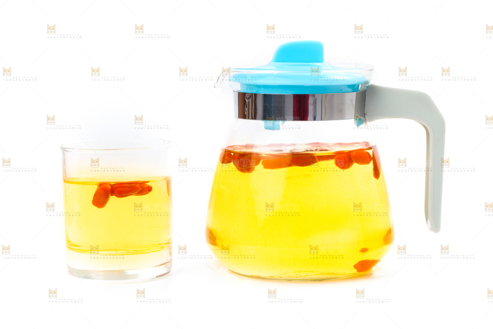 水壶里装着枸杞茶