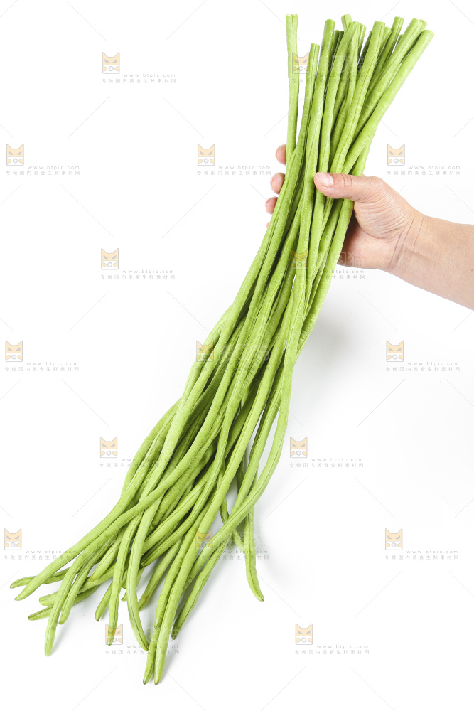 手里拿着嫩豆角