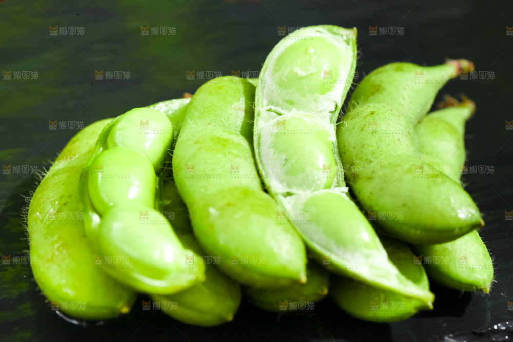 黑底上摆放着生毛豆