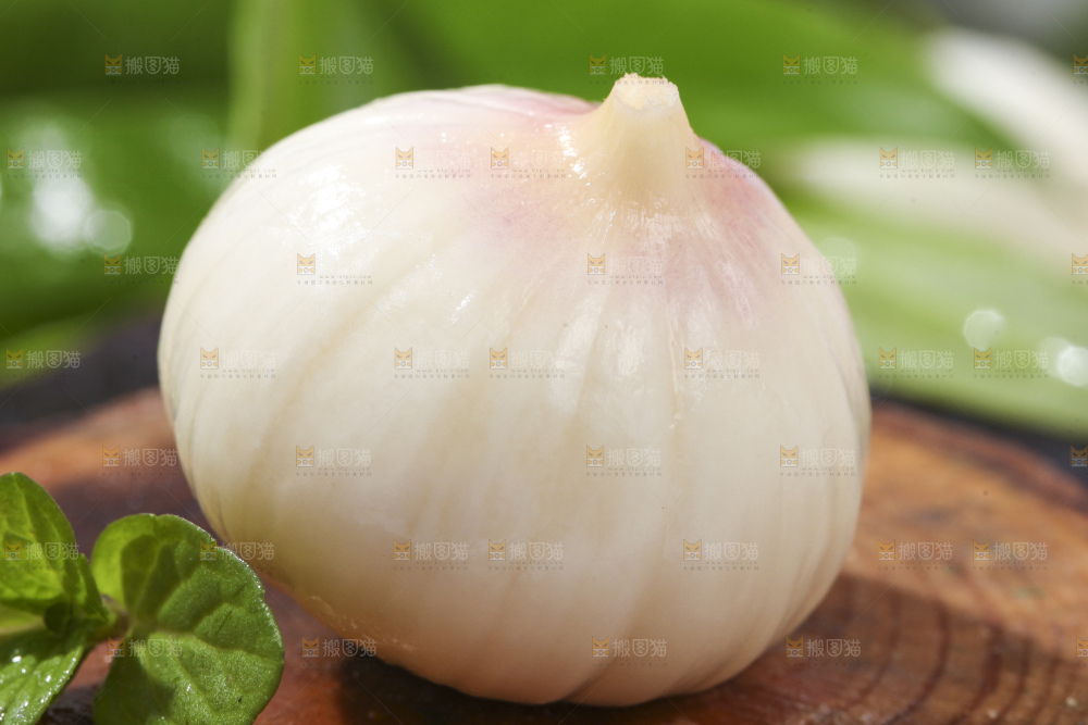 木底上摆放着独蒜