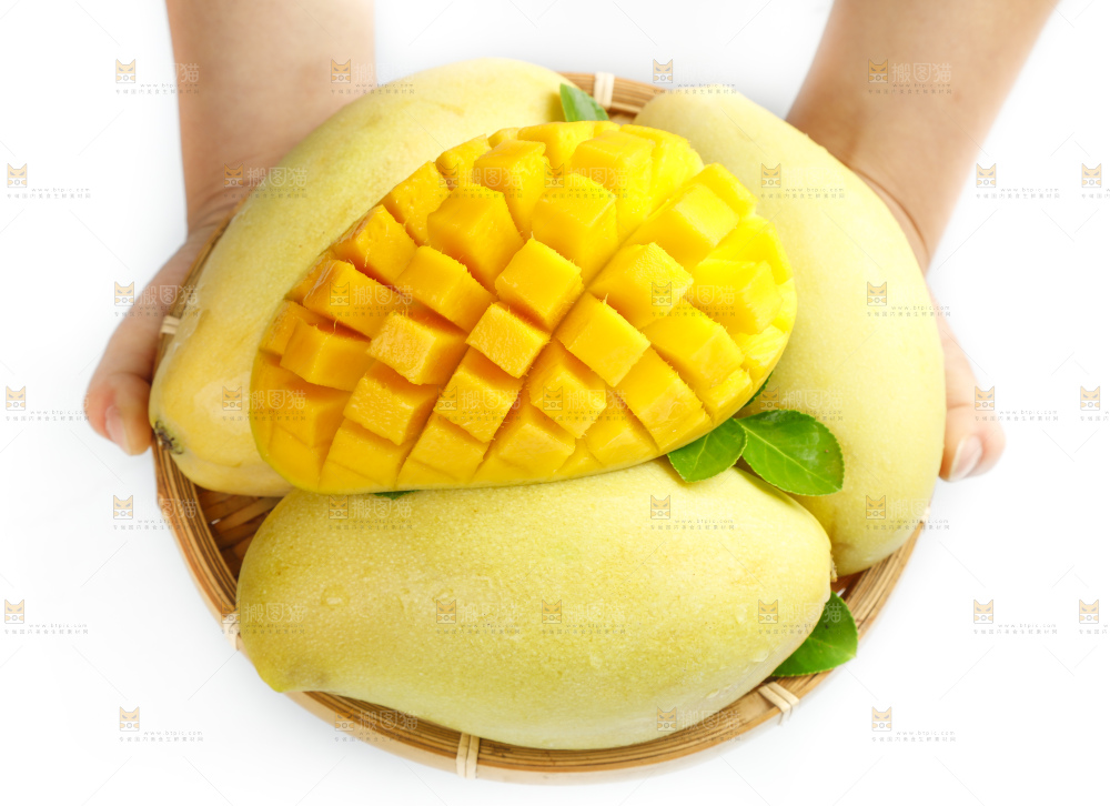 手里拿着一篮进口高乐蜜芒