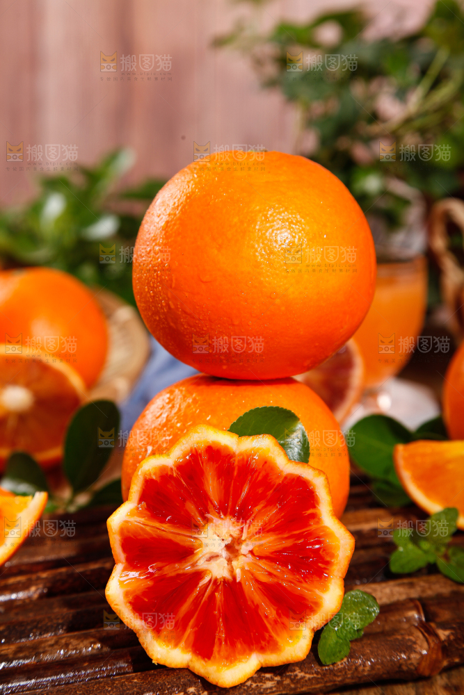 木板上放着四川塔罗科罗血橙