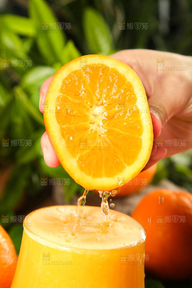 手里拿着橙子