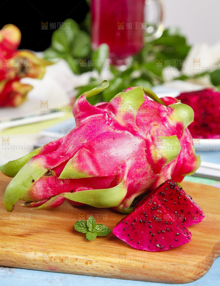 木底上放着火龙果