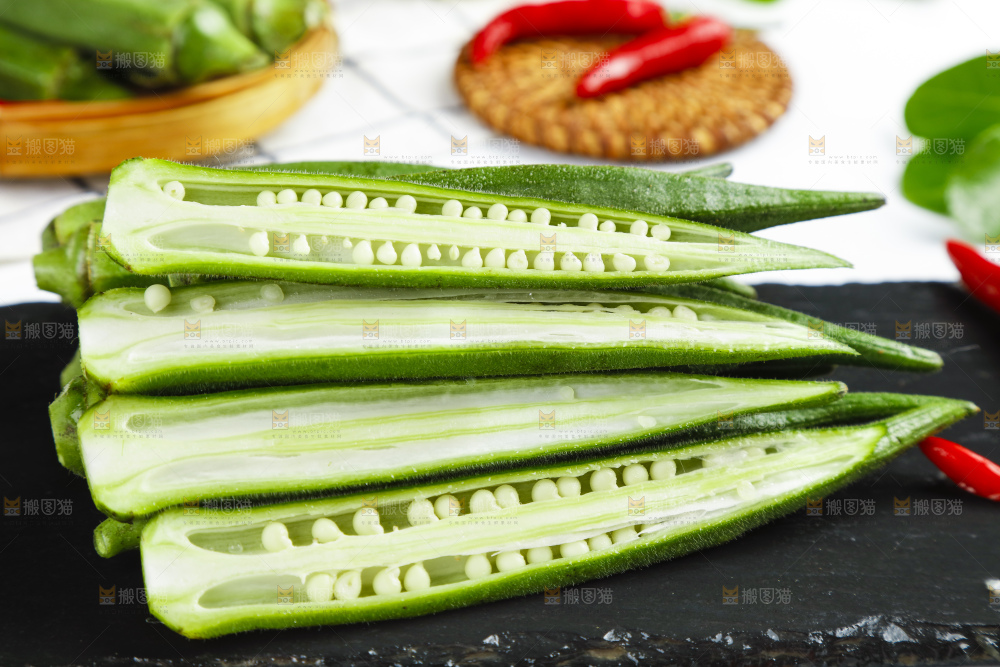 深底上放着嫩秋葵