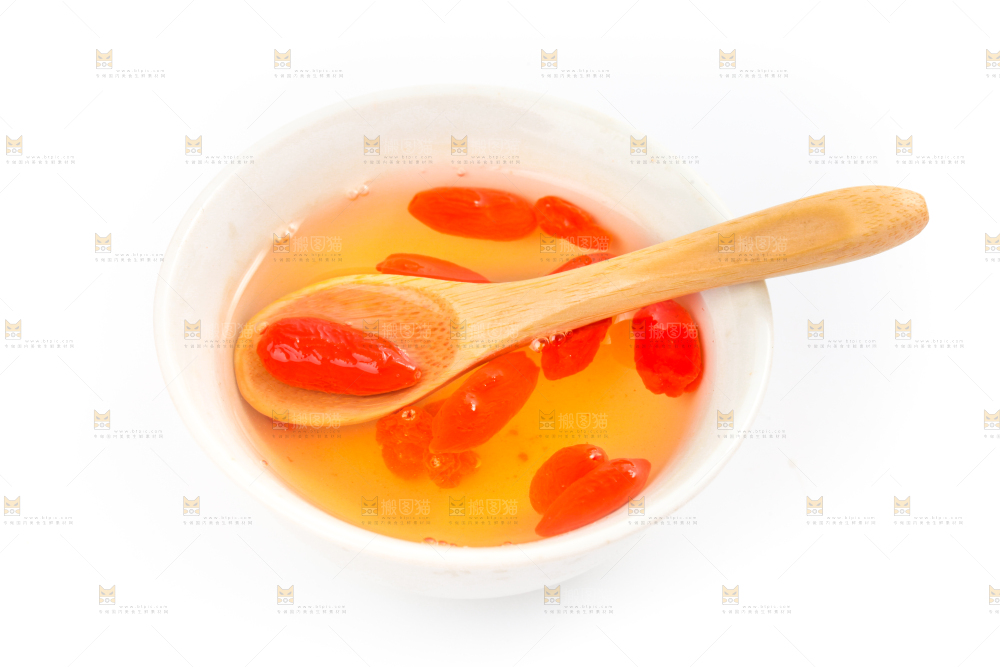杯子里装着枸杞茶