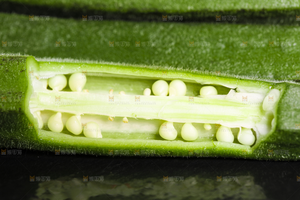 深底上摆放着黄秋葵