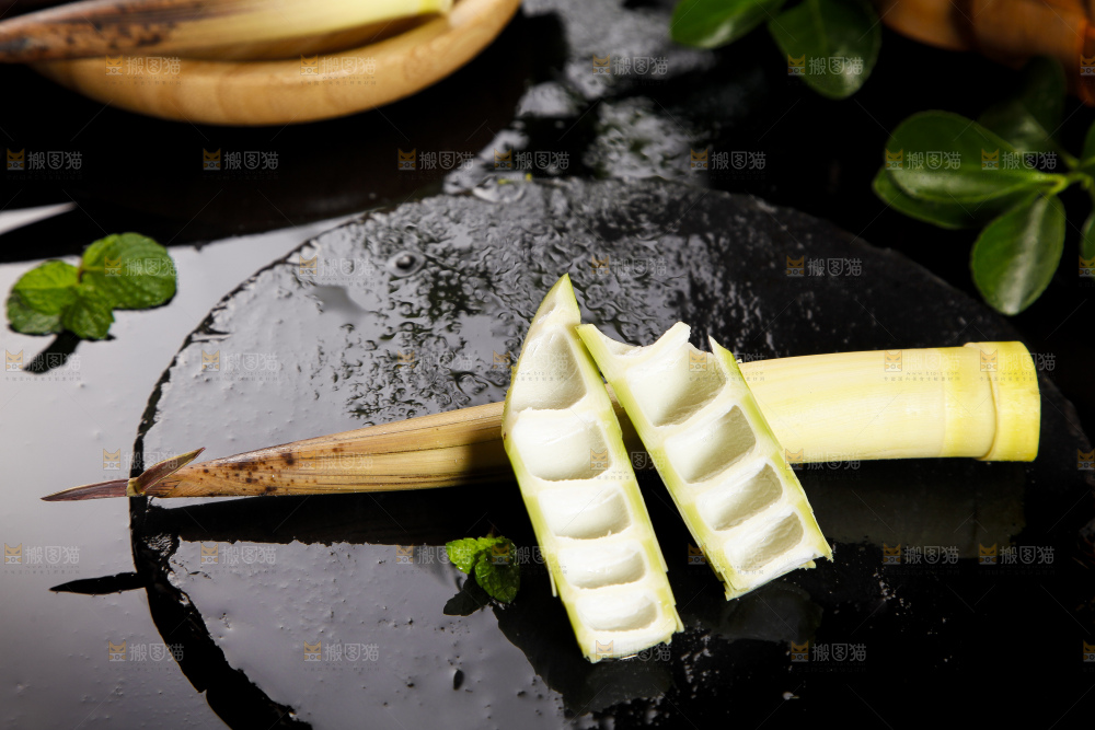黑底上摆放着雷笋