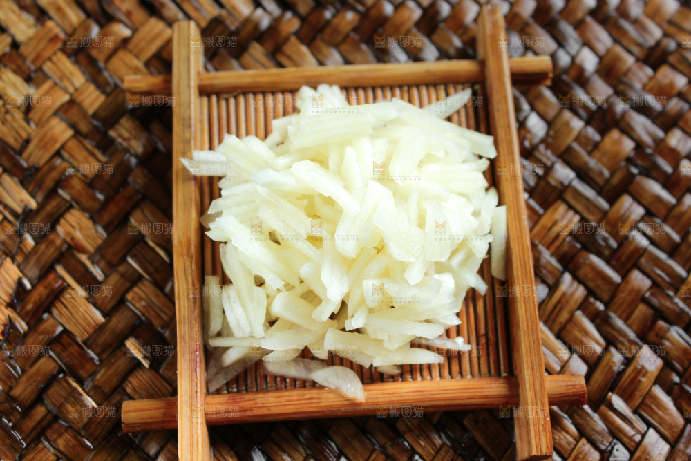 木盒里装着切丝的大蒜