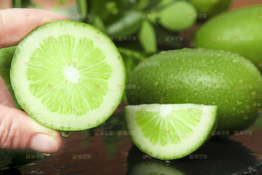 黑底上摆放着无籽青柠檬