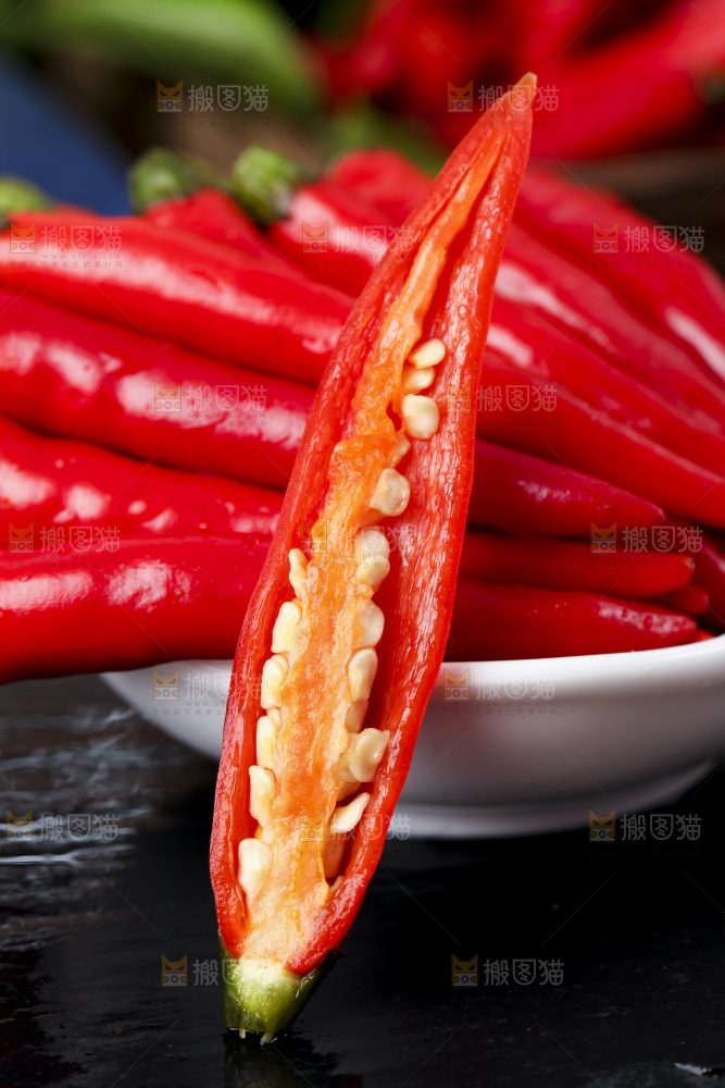 黑底上摆放着小米椒