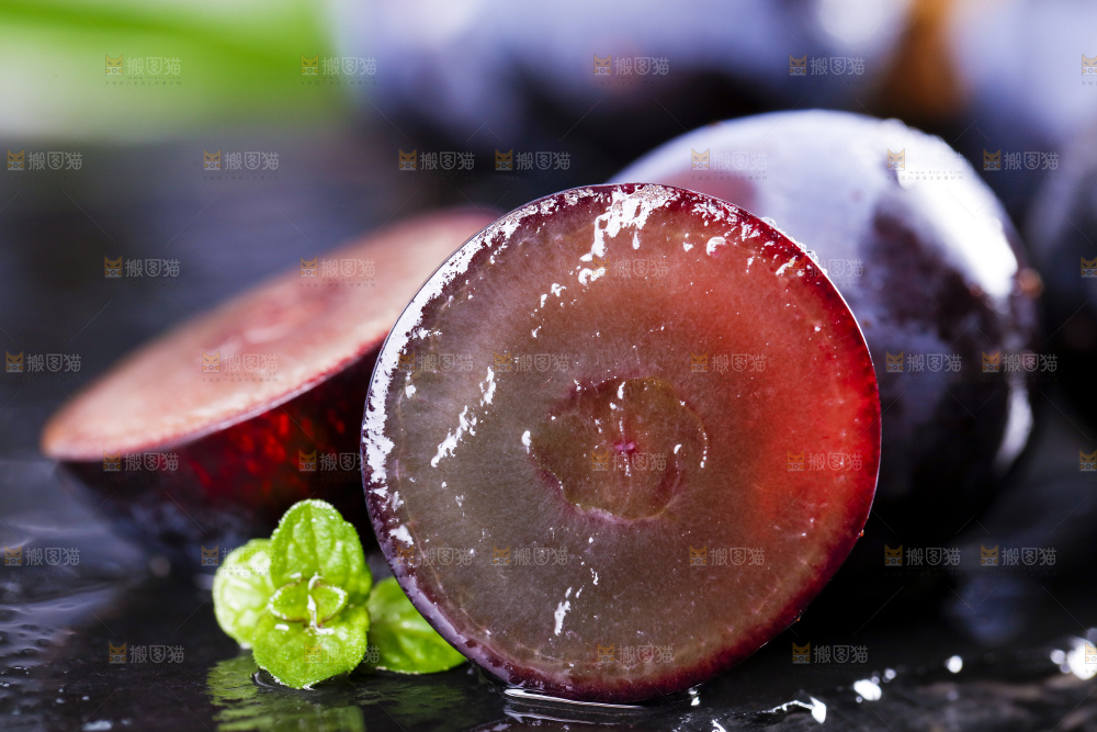 深底上放着夏黑葡萄