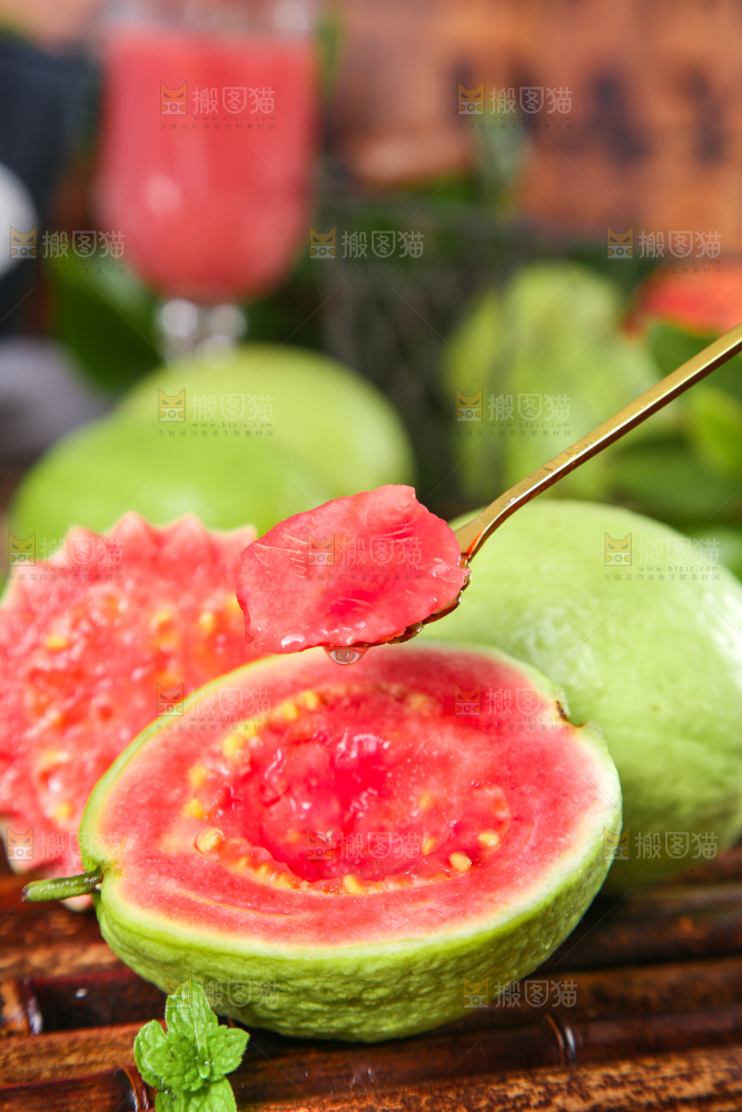 木底上放着红心芭乐