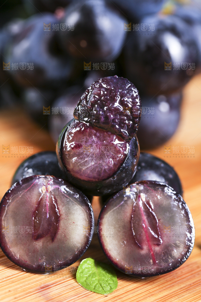 木底上摆放着无籽黑提