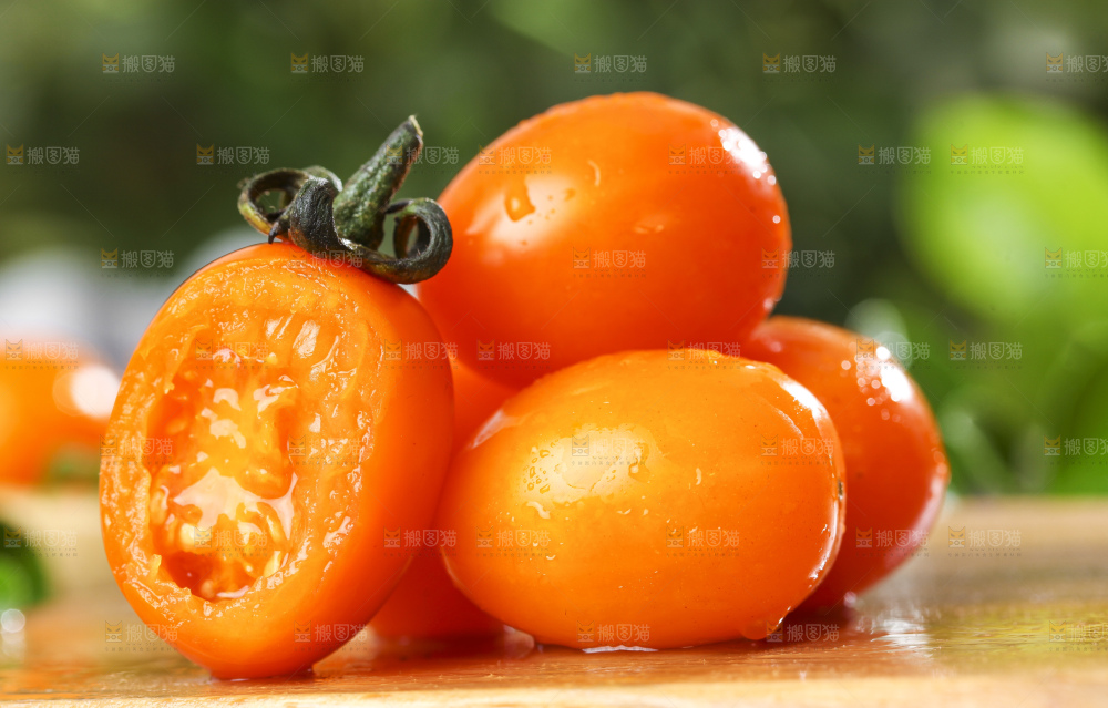 木底上摆放着圣女果