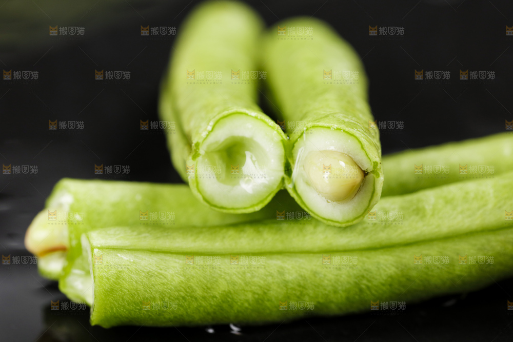黑底上放着长豇豆