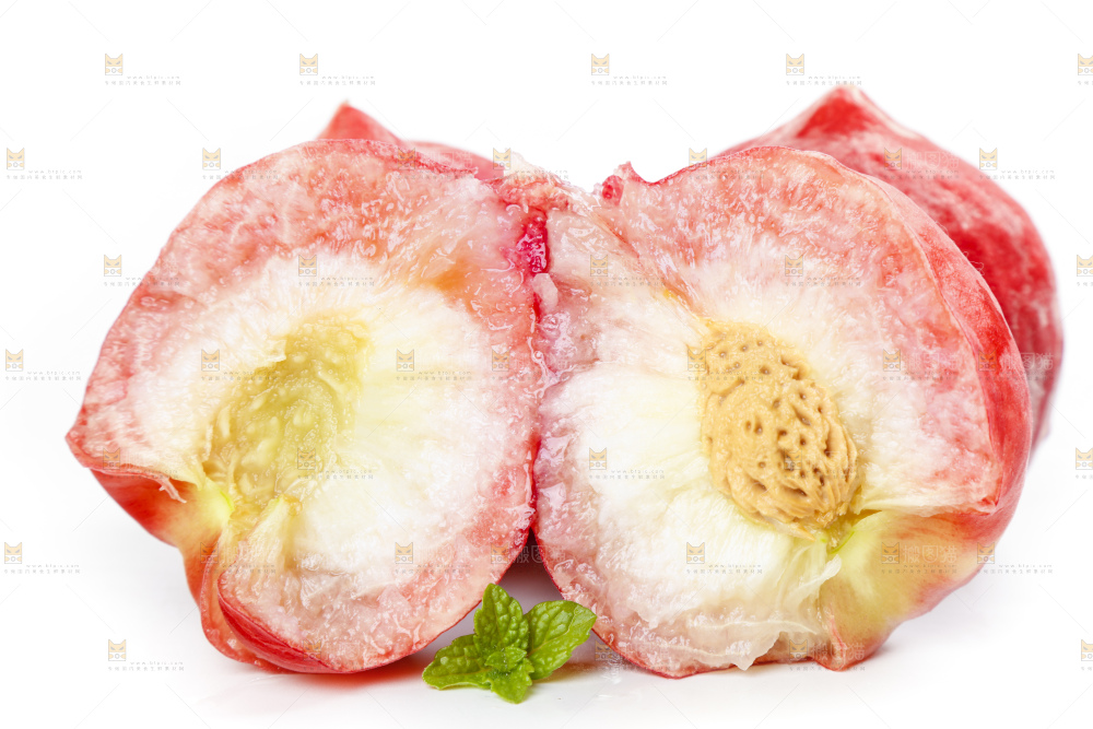 浅底上放着陕西水蜜桃