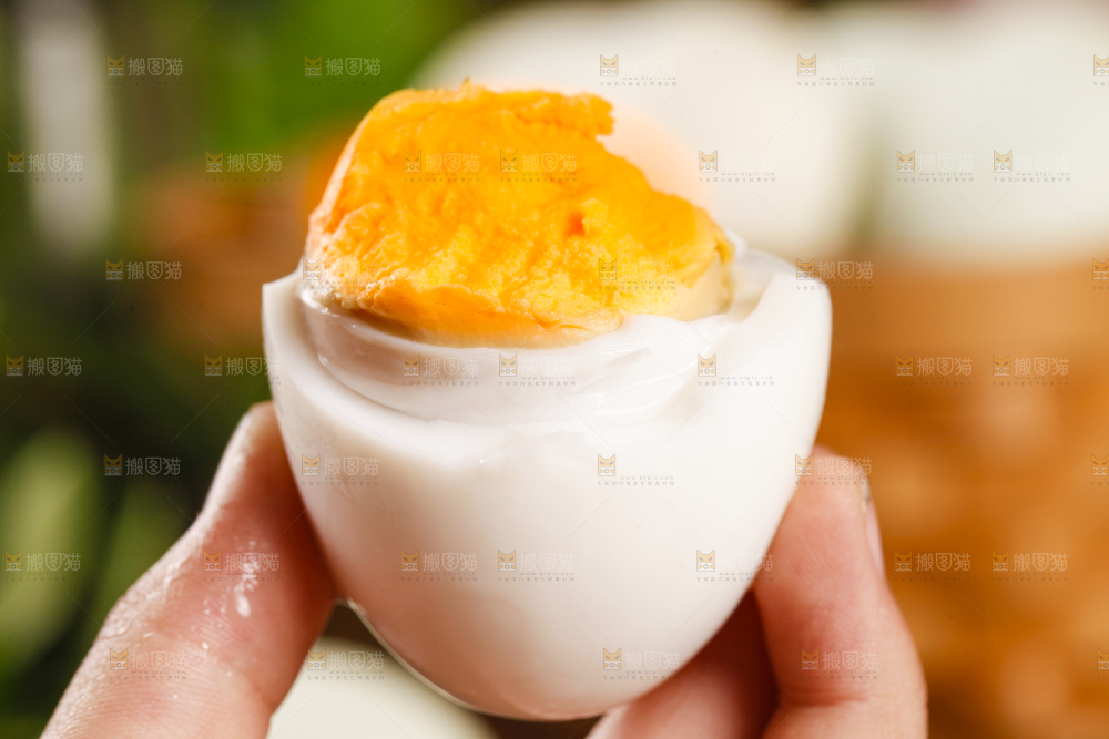 手里拿着咸土鸭蛋