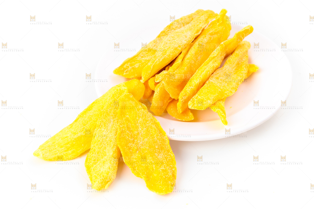 碟子里装着风味芒果干