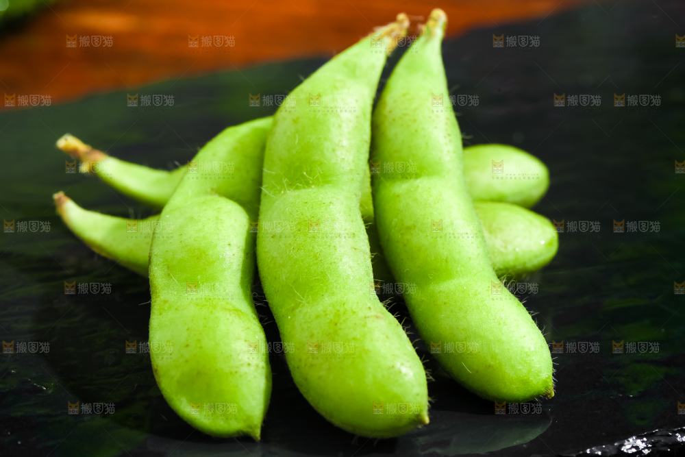 黑底上摆放着生毛豆