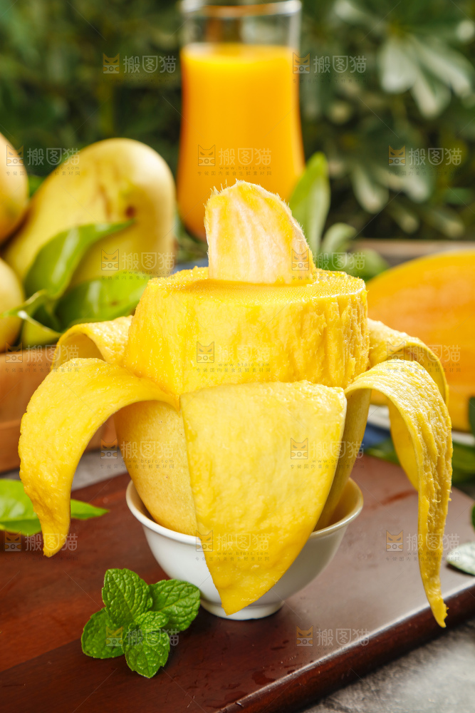 木板上放着水仙芒