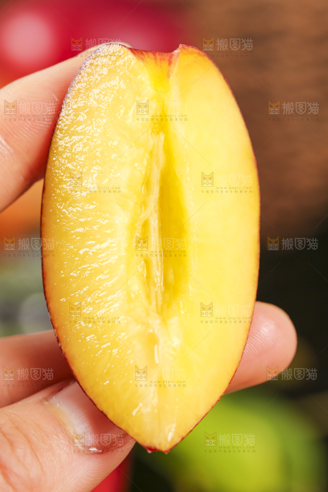 手里拿着黄心油桃