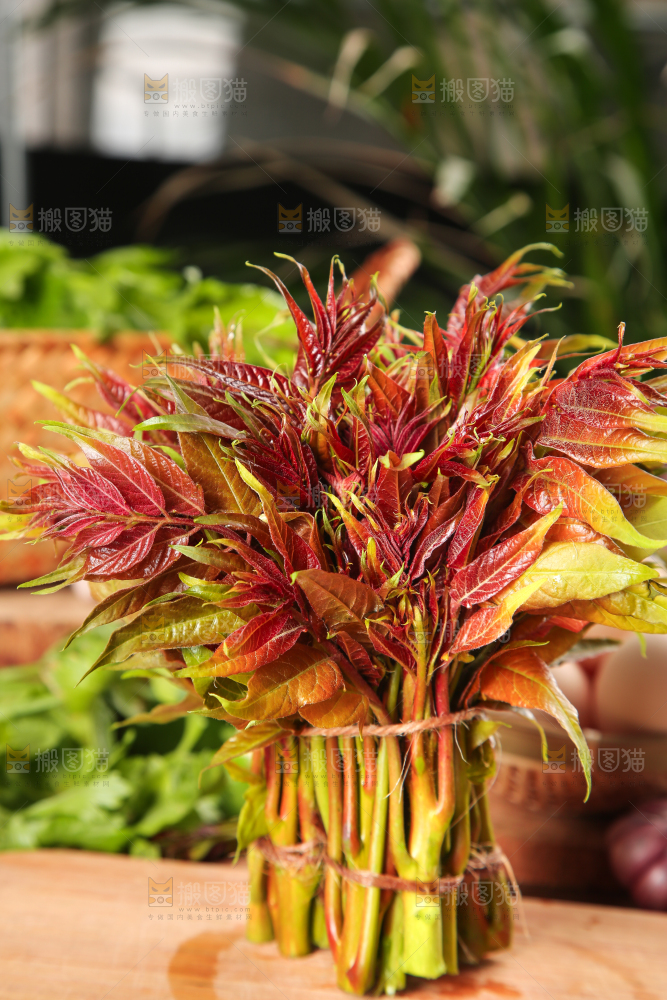 木板上放着香椿芽